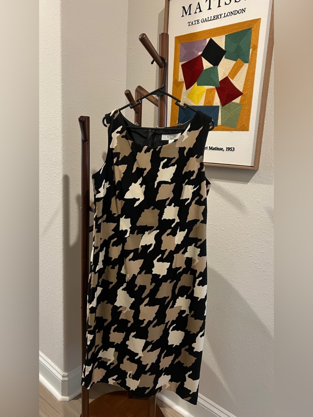 Kasper Sleeveless Midi Dress in Black and Cream Houndstooth Print